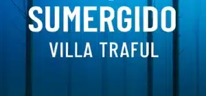Troncos de árboles sumergidos en el bosque bajo el lago Traful, con luz azul profunda y texto sobreimpreso que dice ‘Bosque Sumergido – Villa Traful’
